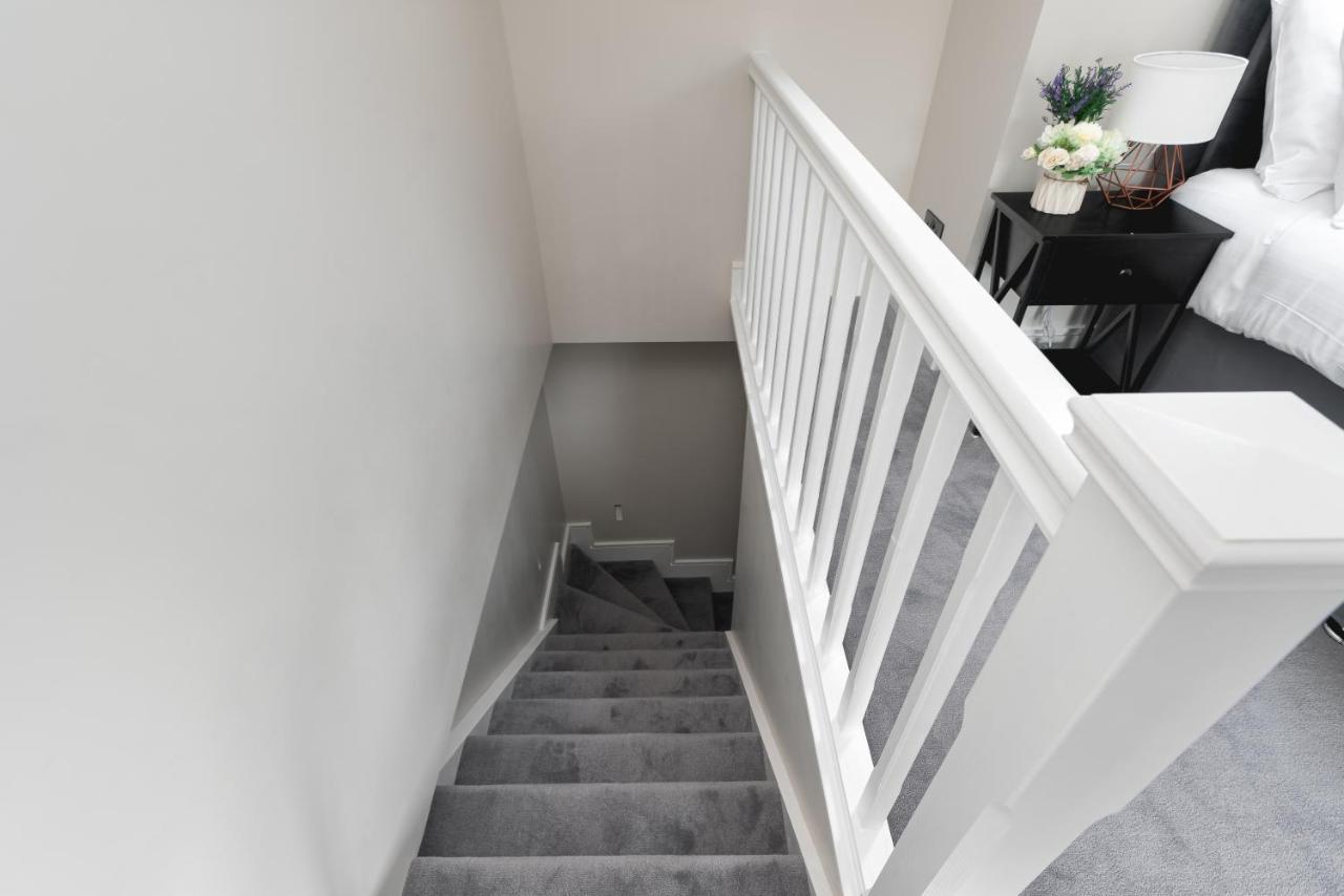 Skyvillion - Cozy Large 4 & 1 Bed Apartments In London Enfield, Mins To Tube Station, Free Wi-Fi 外观 照片
