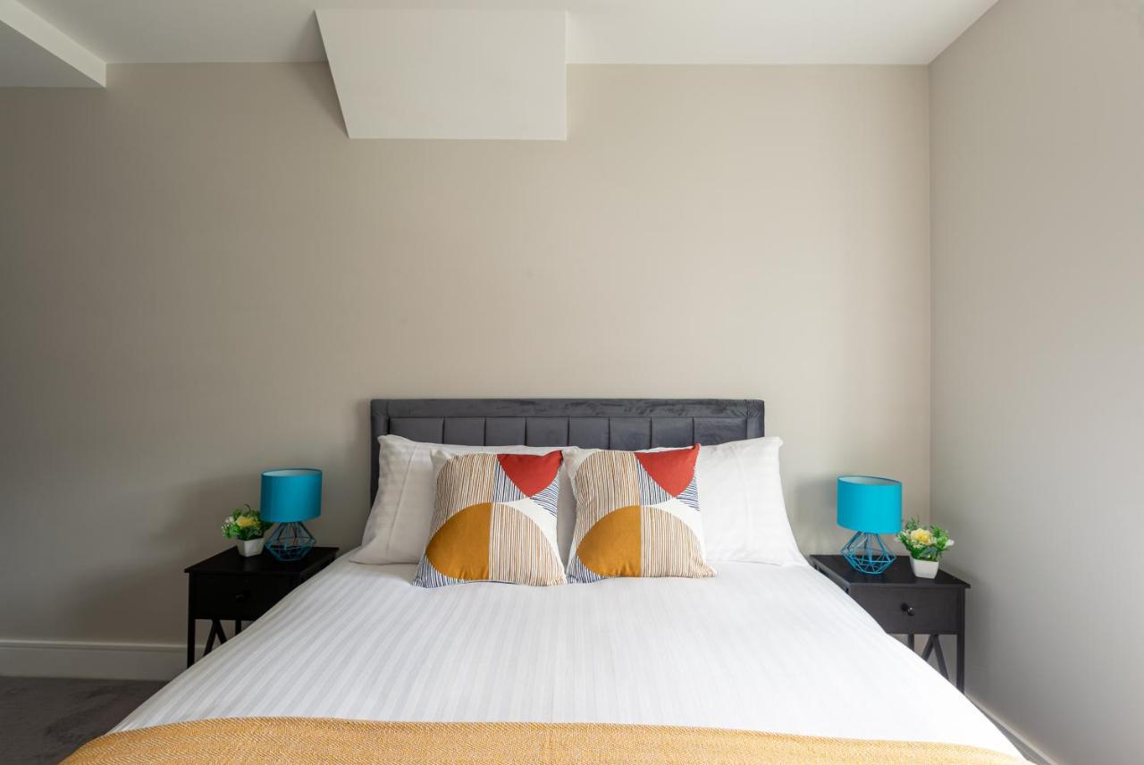 Skyvillion - Cozy Large 4 & 1 Bed Apartments In London Enfield, Mins To Tube Station, Free Wi-Fi 外观 照片