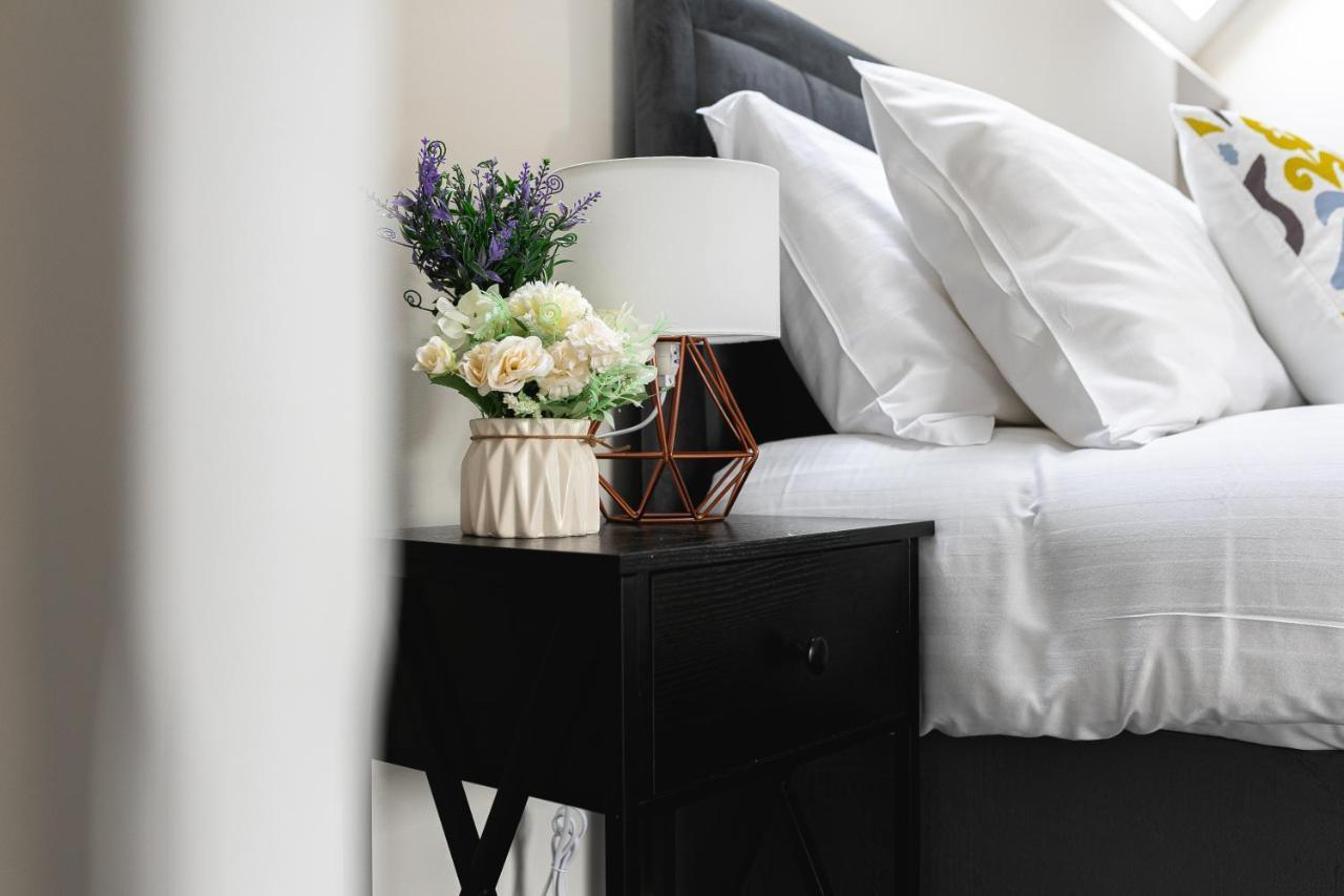 Skyvillion - Cozy Large 4 & 1 Bed Apartments In London Enfield, Mins To Tube Station, Free Wi-Fi 外观 照片