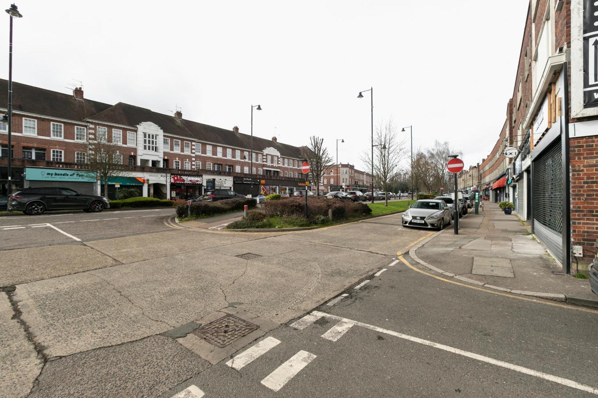 Skyvillion - Cozy Large 4 & 1 Bed Apartments In London Enfield, Mins To Tube Station, Free Wi-Fi 外观 照片